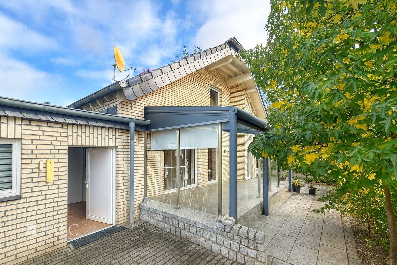 Gebäuderückseite und Terrasse